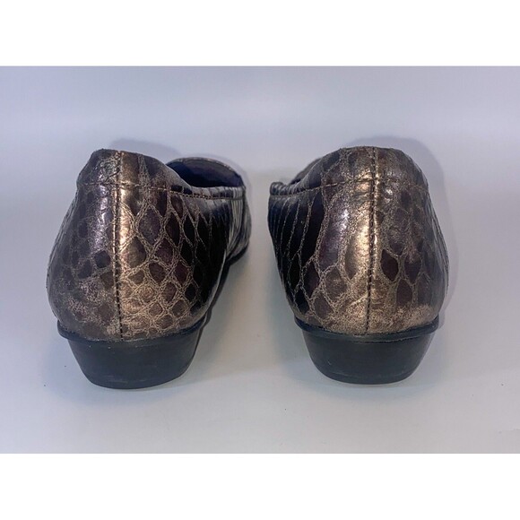 Clarks Leather Snake Embossed Loafers Size 7 Bronze Flats Comfort Classic Shoes - Picture 7 of 9